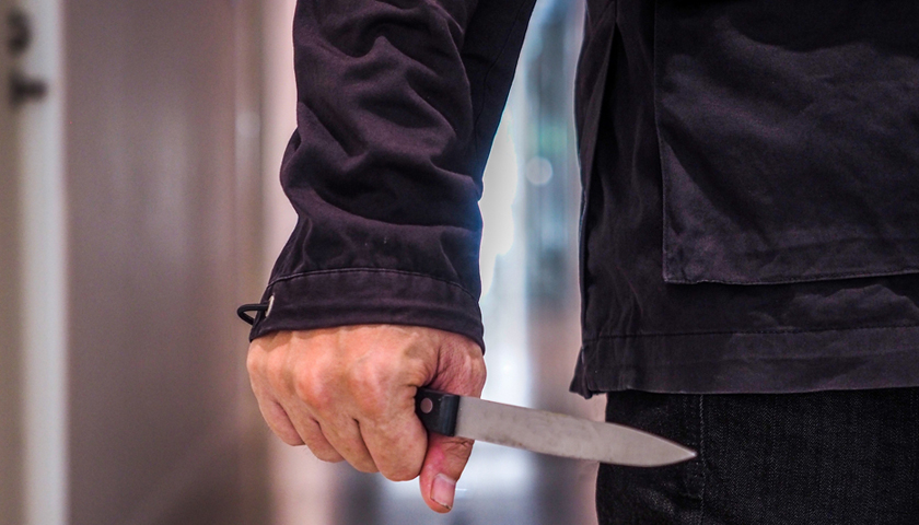 四川眉山一男子持刀伤人，自首称认错人