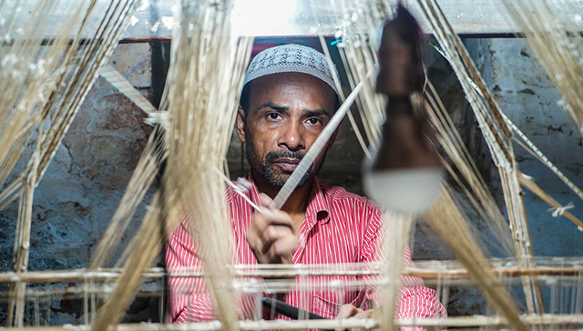 快时尚冲击下的丝帛纱丽：印度圣城瓦拉纳西的最后一代手织工