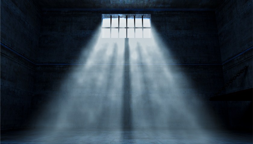 广东连州警方辟谣“人贩子拐卖学生”：实为男子涉嫌猥亵儿童被拘