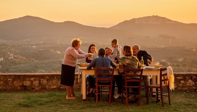 从奶奶的祖传菜谱到故宫边的烤鸭鼻祖，在旅行中学着做出当地美食也不错
