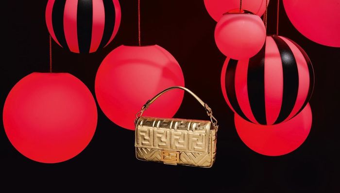 是日美好事物 | Fendi的假日配饰系列金光闪闪，COMME des GARÇONS联名玩偶香座艺术感满分