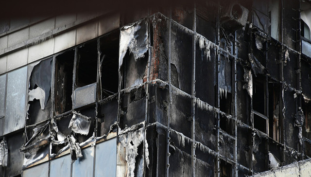 从5楼蹿上25楼，高楼保温层为何成大火“帮凶”？