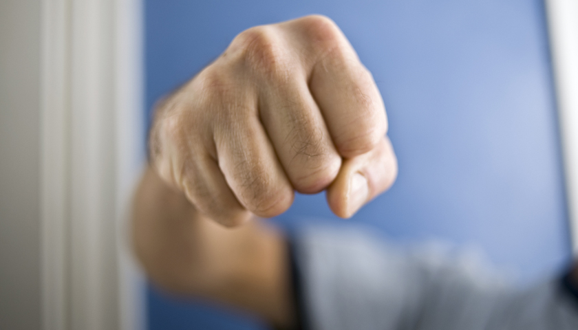 浙江省平阳县一老师体罚学生，已被警方拘留