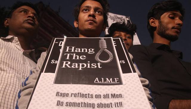 印度奸杀焚尸案四嫌犯逃跑时全被警方击毙，民众欢呼“快速正义”