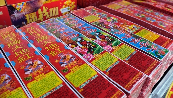 地方新闻精选 | 长沙烟花爆竹生产企业全面停产整顿 霸州坑塘水体颜色异常或因石油施工作业