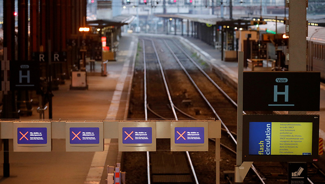 法国80万人大罢工持续：九成高铁停运，政府工会互不让步