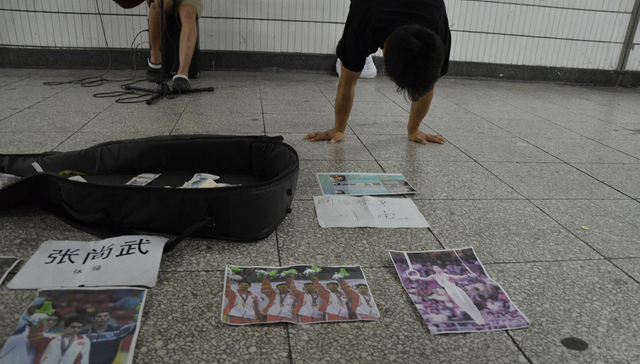 【特写】离开竞技场，冠军沦为罪犯