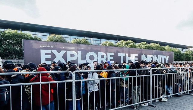 潮流大展INNERSECT现场打成一团，买个球鞋还要拼力气