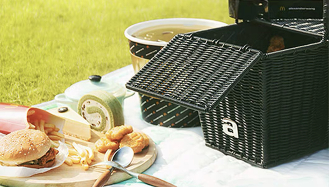 麦当劳推出Alexander Wang联名黑金“菜篮子”，全球限量300只