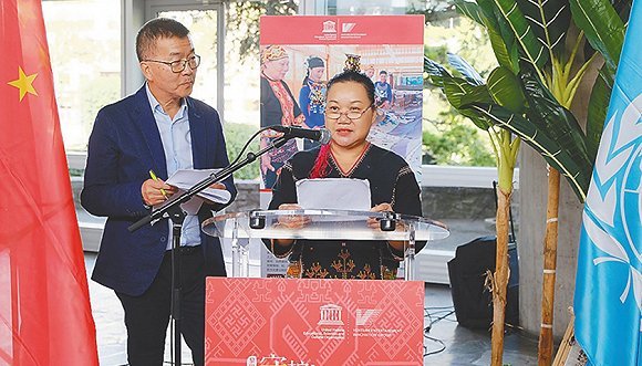 海南“黎锦经纬”十年记：织女，从一千到两万的传奇