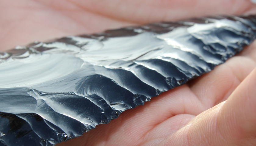 四川省甘洛县路边发现一具尸体，犯罪嫌疑人在逃