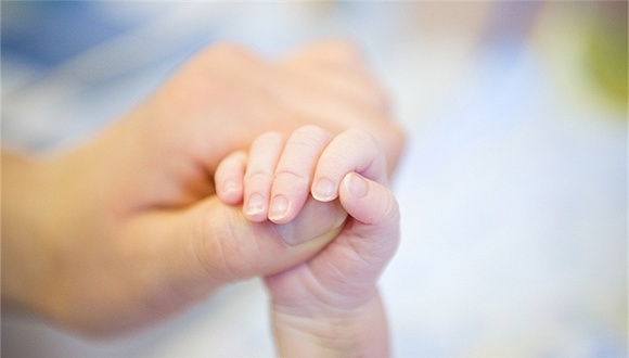 贵州一中年女子假扮护士抱走婴儿被抓，“偷盗婴幼儿”情节严重可判死刑