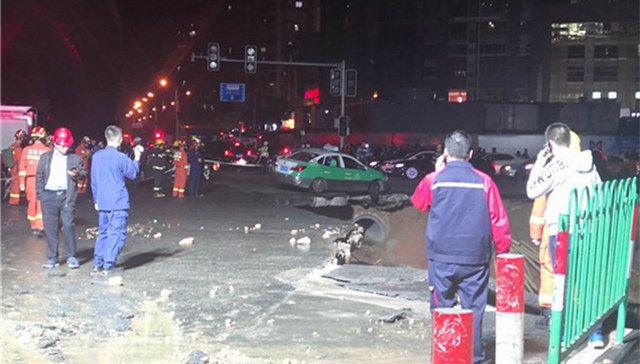 厦门吕厝路口地面陷落，官方：水管爆裂所致未造成伤亡