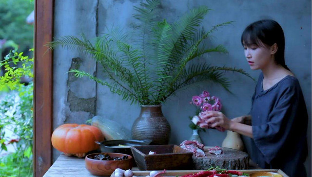 与其说李子柒是文化输出，不如说她是击中了我们时代怀旧心理的软肋