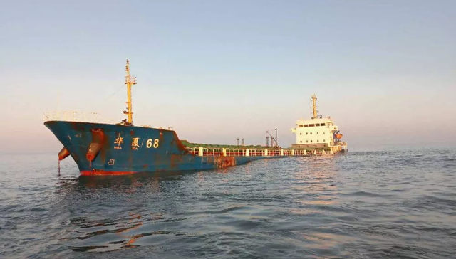 浙江温州南麂水域一货船遇险，11名船员弃船获救