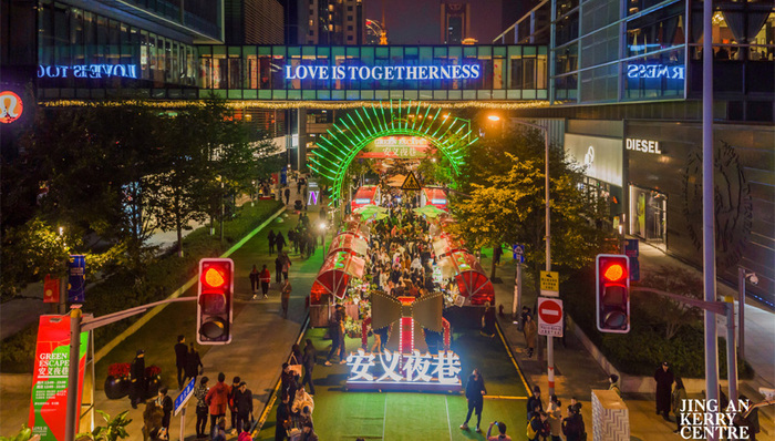 今年冬天浓浓的节日气氛，竟“藏”在京沪这些商场里