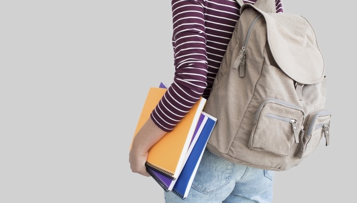 救助失学女童的“春蕾计划”捐助男生引质疑，基金会：未来或针对男童开设捐助项目