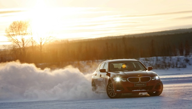 第七代宝马3系：冰雪赛道里的平衡卫道士 | 试驾