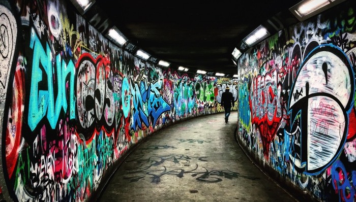 【快评】治理厦大最文艺隧道被乱涂，不妨学学“口香糖墙”