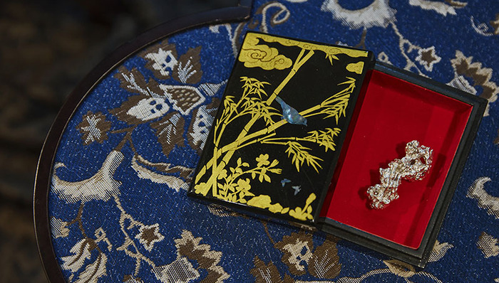 一场东方器物与异域面料的碰撞，“布流”浪金面料收藏艺术展沪上展出