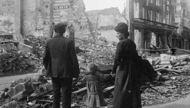 世界大战后的二重奏：当我们仰卧河底，在另一个角度看时光流淌