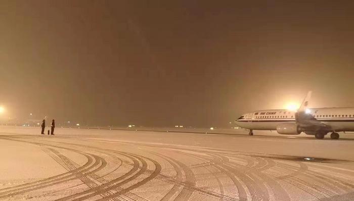 北京迎今年首场降雪，两机场连夜扫雪除冰忙