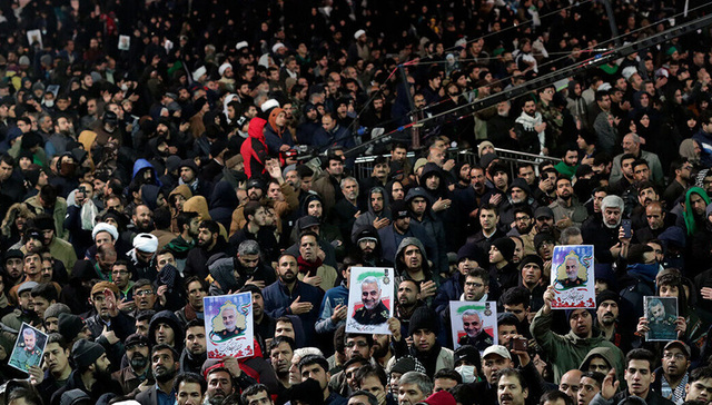 伊朗国家电视台播出画面，有人“悬赏8000万美元要特朗普人头”