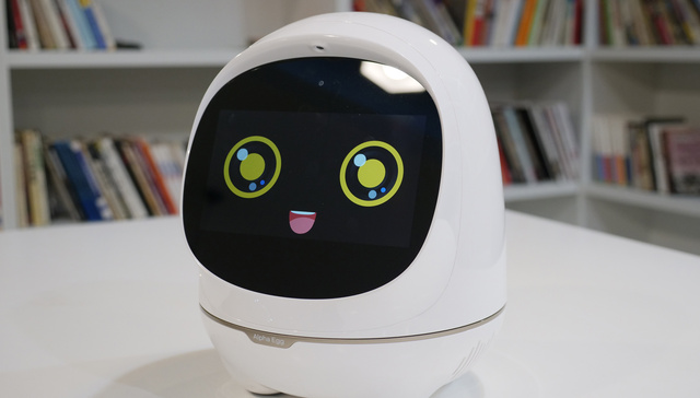 阿尔法蛋大蛋2.0上手体验：机器人能否帮家长辅导孩子作业？