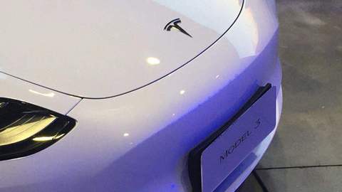 马斯克上海督战国产特斯拉首批车主交付，Model Y车型制造正式启动