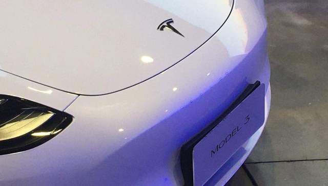 马斯克上海督战国产特斯拉首批车主交付，Model Y车型制造正式启动