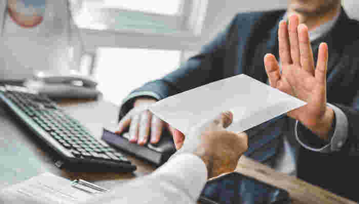 “一把手”恣意妄为，让收入不足10亿的贫困县负债400亿