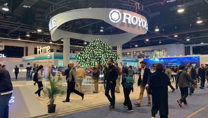 一张屏幕能有多软?柔宇在CES上把它放进了音箱、汽车和一棵“树”里