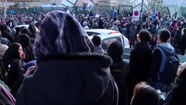 伊朗坠机守夜活动升级为抗议，英国驻伊大使一度被捕