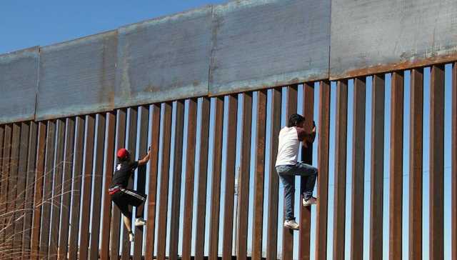 天下奇闻 | 英媒猜测哈里“出走”因梅根怂恿 美墨边境墙被赐名“特朗普墙”