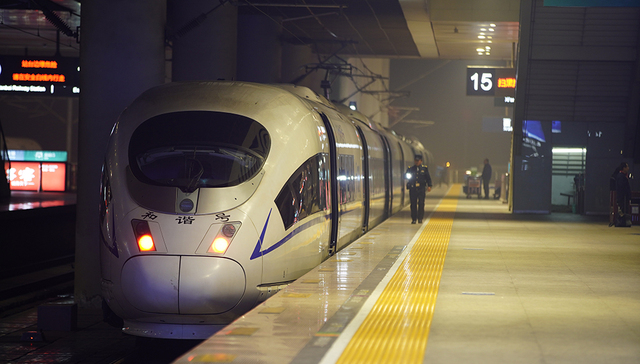 春节临近，铁路增开“红眼高铁”