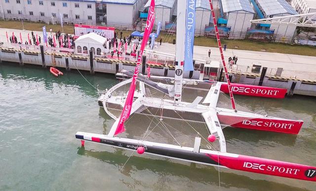 法国航海家茹瓦永驾超级三体帆船亮相深圳湾