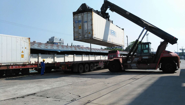 餐桌上的年货是从哪里运来的？