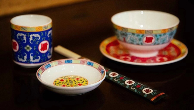 是日美好事物 ｜ 富有潮牌气质的“万寿无疆”餐具，Gucci把曲奇罐头做成包袋