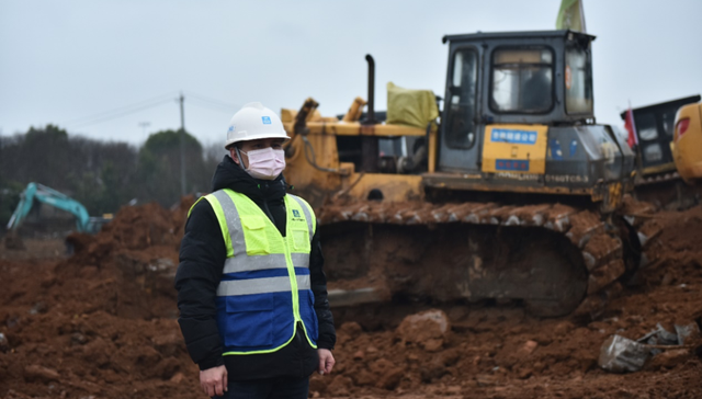武汉雷神山医院建设：板房开始吊装，高峰期2000人参建