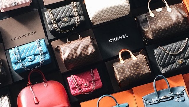 在闲鱼上买一只大牌包，你能看到从巴黎到中小城市的奢侈品隐秘世界