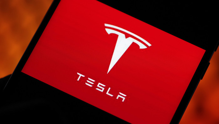 特斯拉股价狂飙：机构高呼“下一个苹果”，概念股要疯