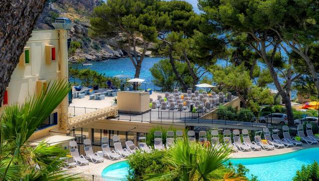 浪漫的法兰西将侨民撤到海边的度假酒店