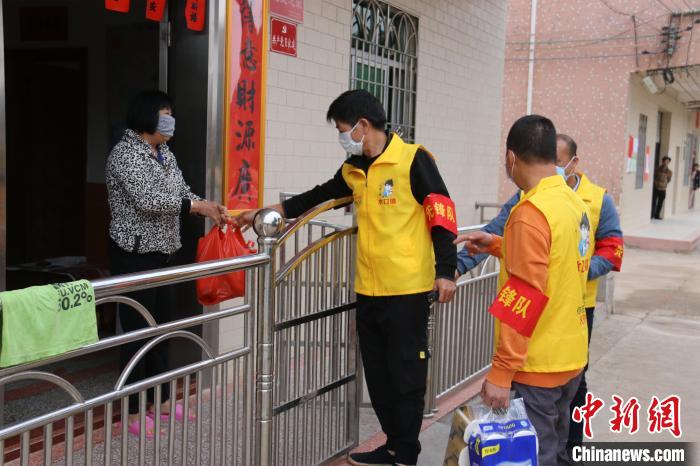 疫情下的粤西乡村：爱心人士组“万能小哥”为村民跑腿服务