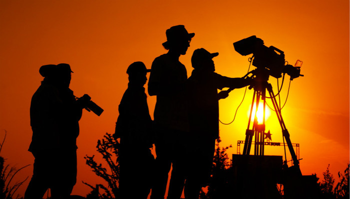 东方影都推“共同抗疫”、影视营销公司发2200元工资，影视从业者能否扛过“寒冬”？