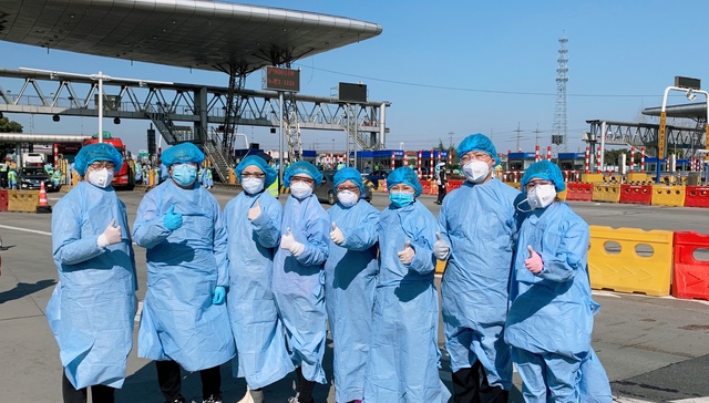 上海初中生家庭抗“疫”小记：“公主病”妈妈也去道口增援