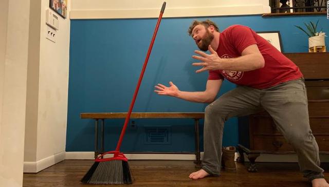 你的扫帚今天能站起来，明天也能