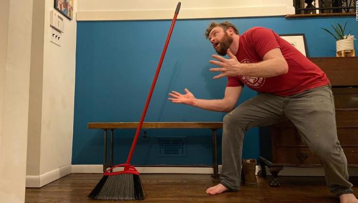 你的扫帚今天能站起来，明天也能