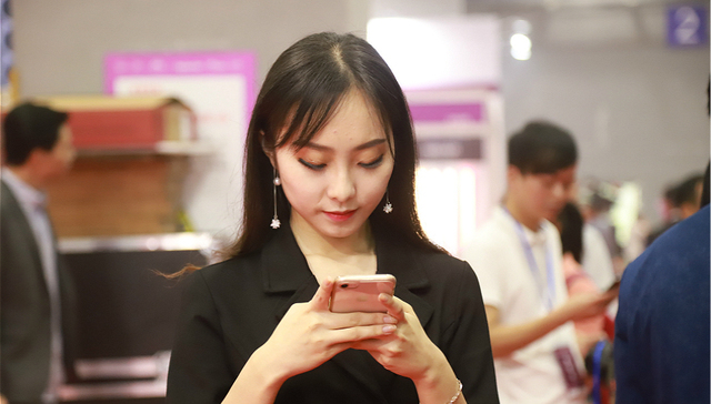 商店还在关门，但大家已经在微信群里买起了衣服