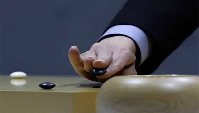 “00后”围棋世界冠军诞生，申真谞零封朴廷桓问鼎LG杯