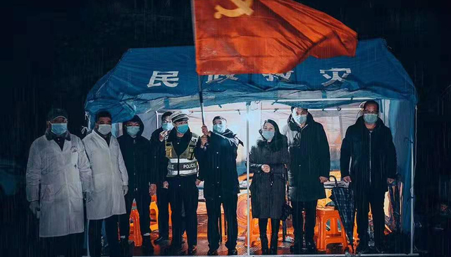 一个县城基层干部的自述：五点守在路口，戴“三无口罩”工作 | 疫中人⑧